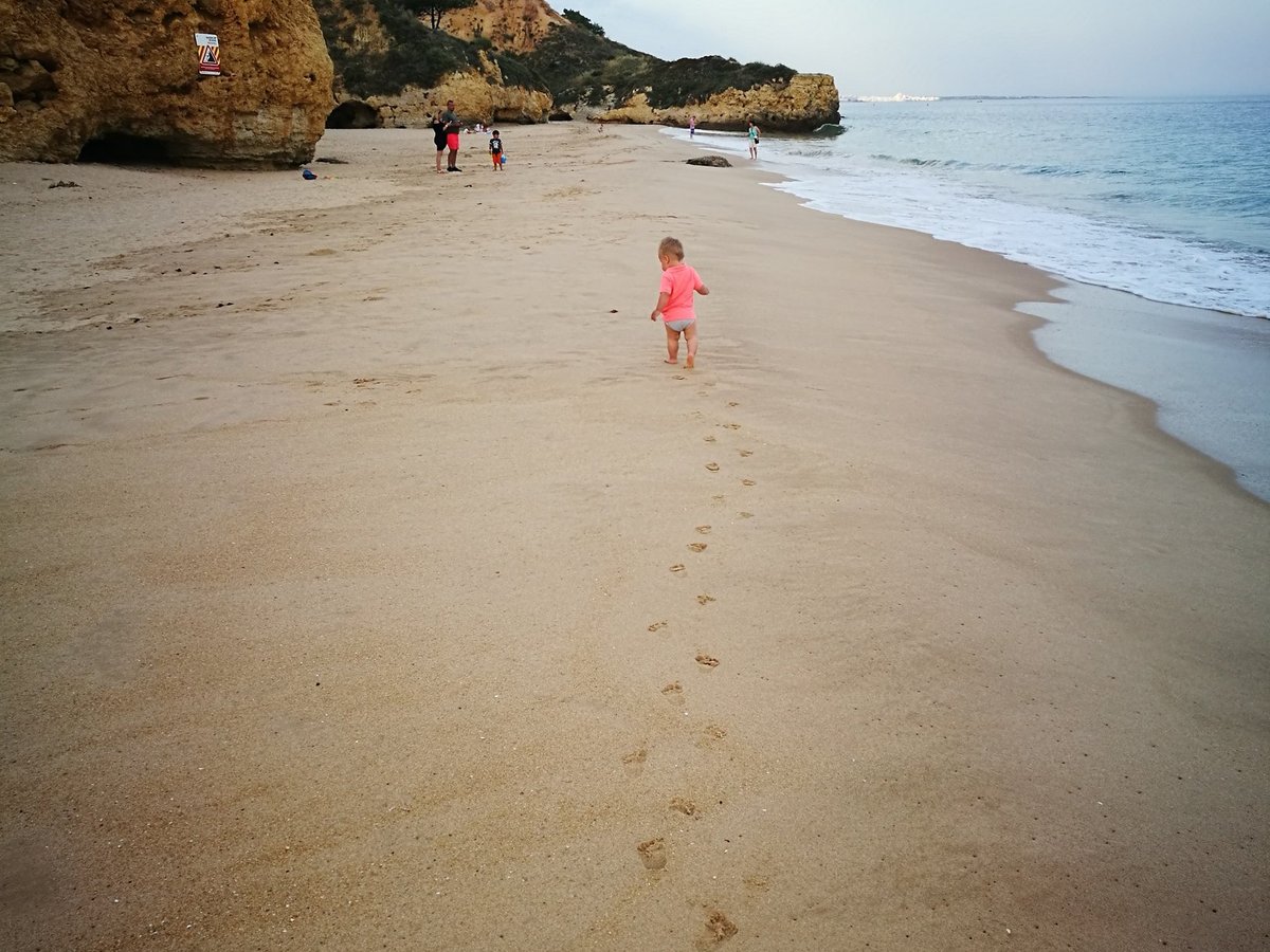 Mats loopt op het strand bij Albufeira