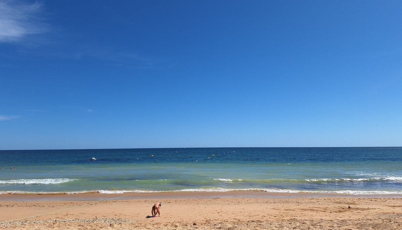 Een kind speelt aan zee bij Santa Eulália