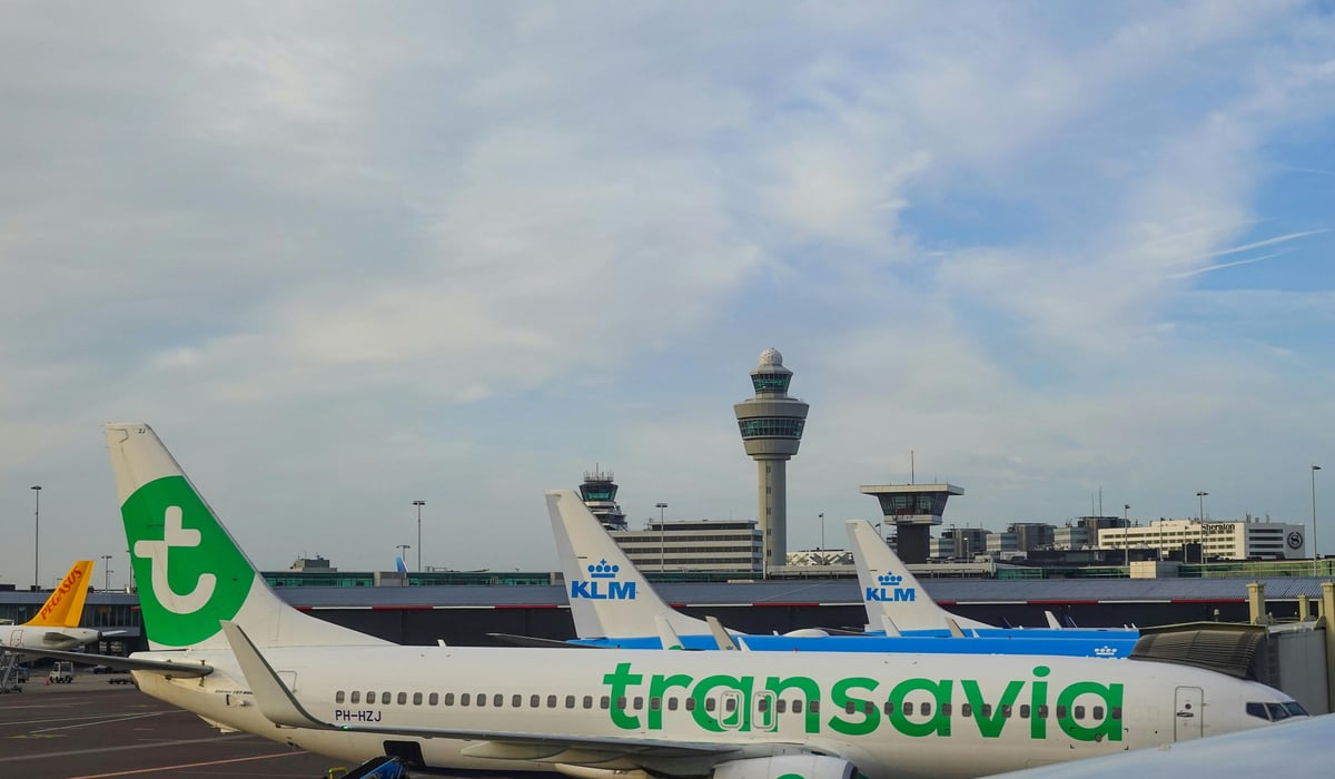 Vliegtuigen van Transavia en KLM op Schiphol