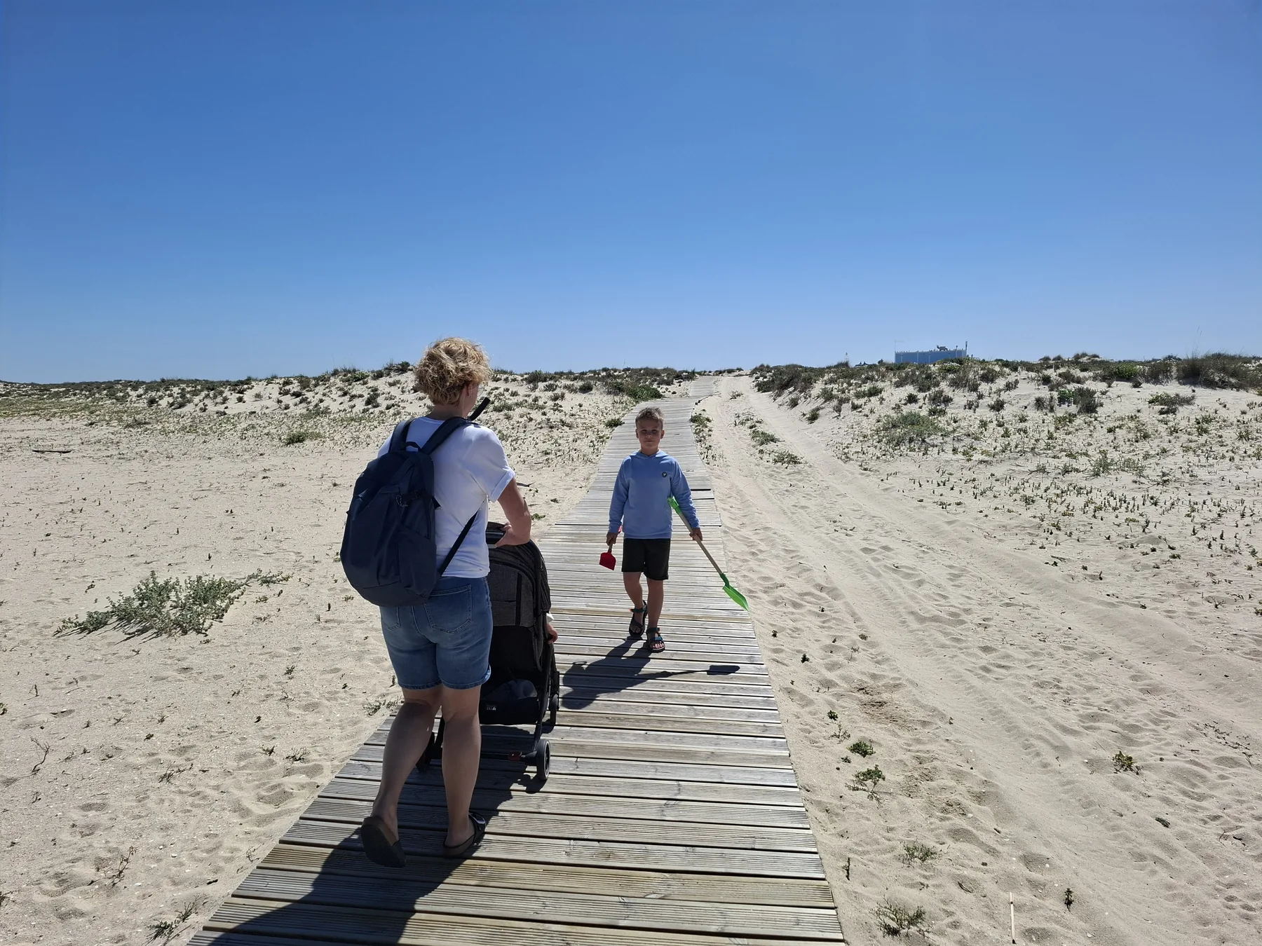 Ons gezin onderweg naar het strand op Armona