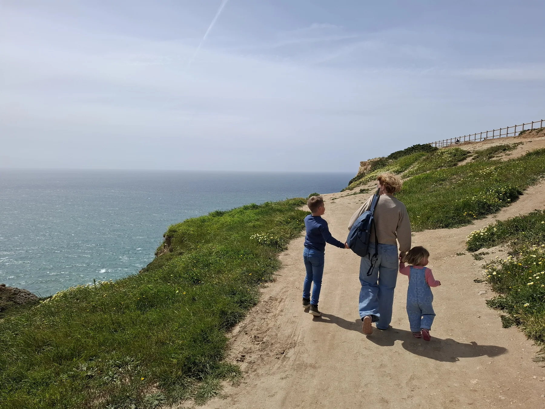 Marieke, Mats en Maud wandelen langs de Portugese kust
