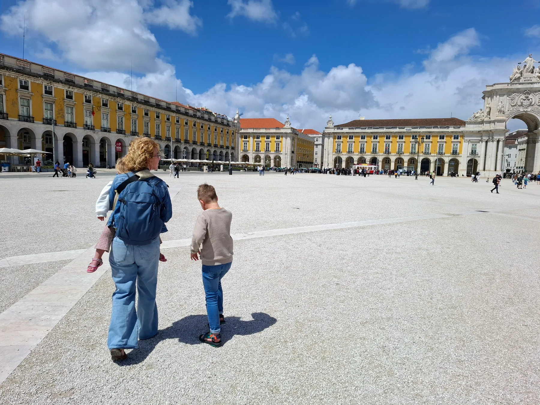 Ons gezin op Praça do Comércio in Lissabon