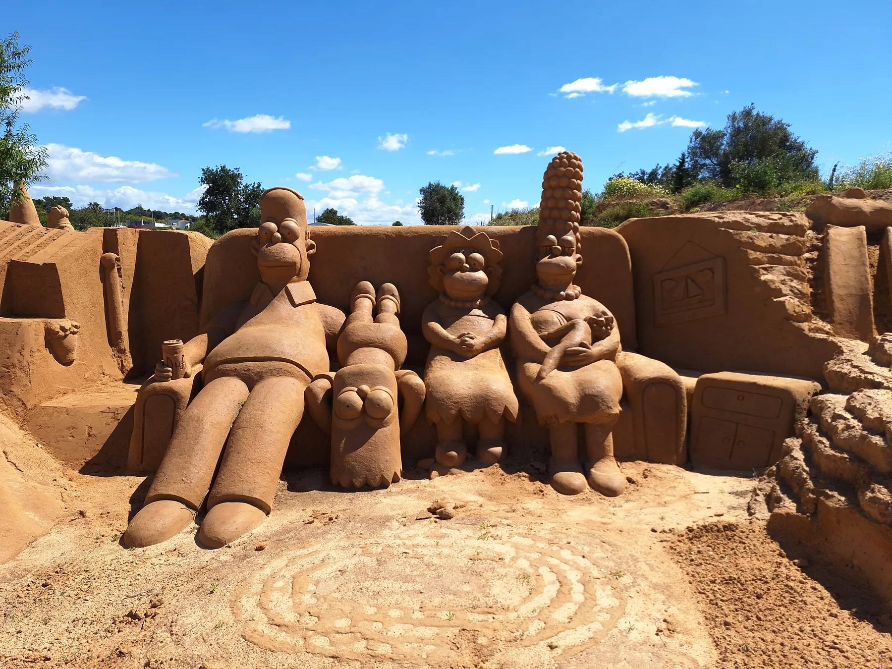De kinderen bekijken de zandsculpturen van Sand City